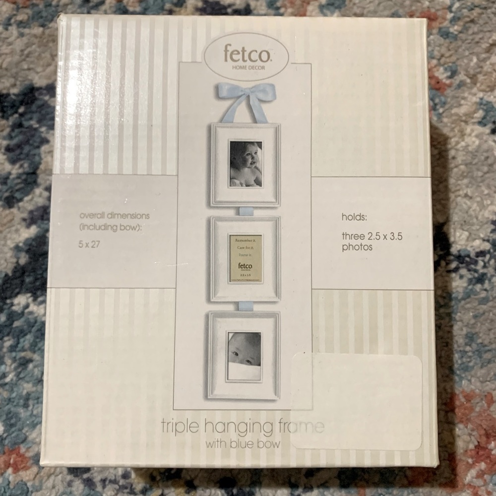 Fetco triple hang frame with blue bow